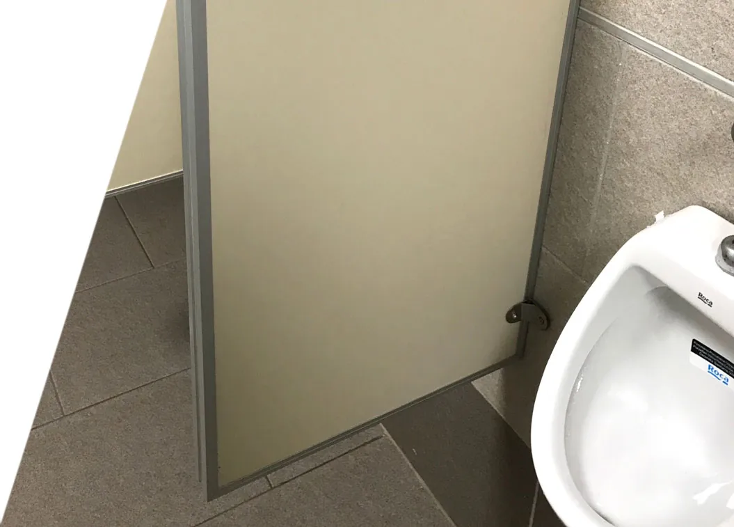 Paneles divisores fijados a la pared
