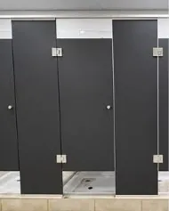 Duchadores con puertas de placa oscura y herrajes de acero