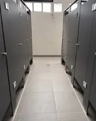 Pasillo de duchadores de placa oscura