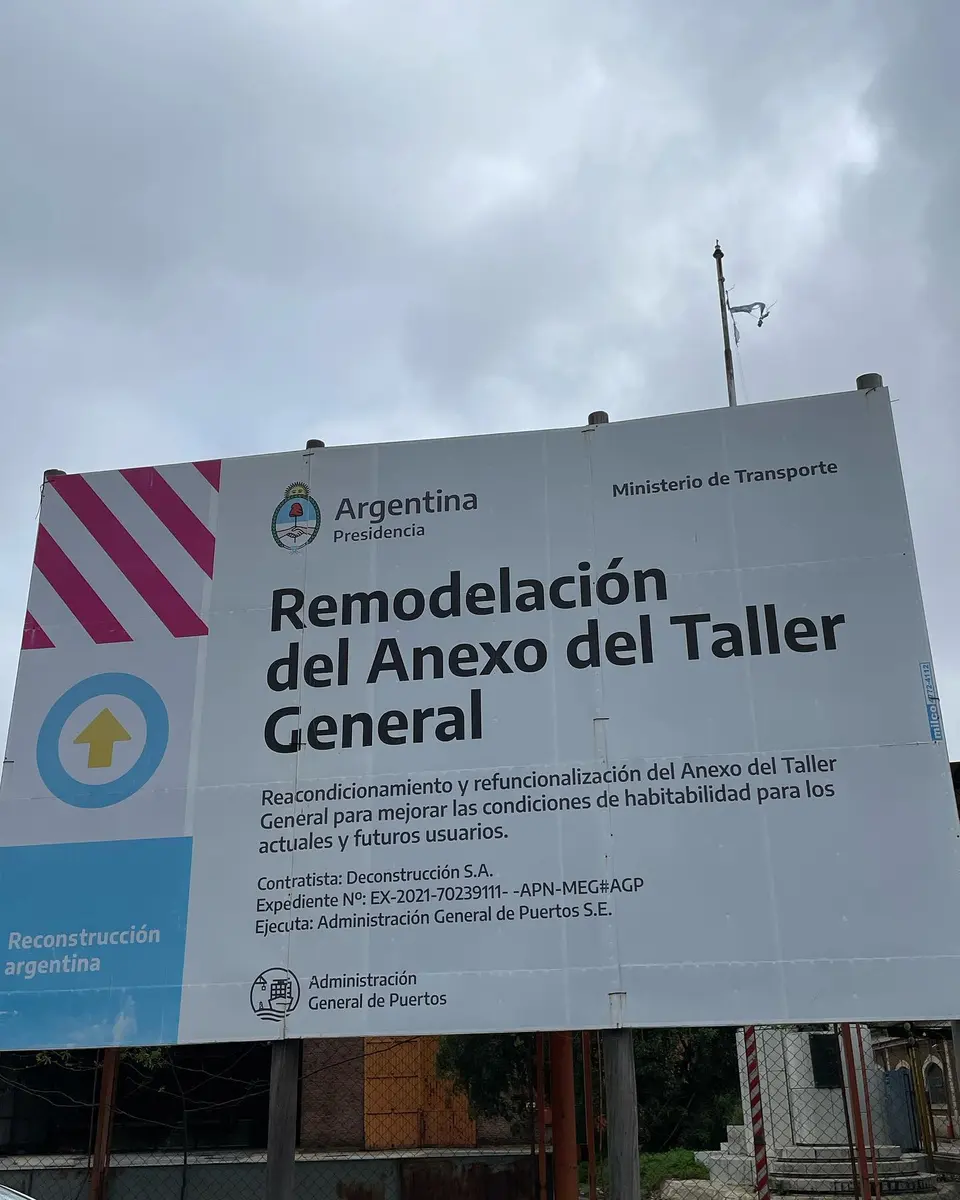 Baños del Taller General de AGP con tabiques sanitarios grises (foto 7 de 7)