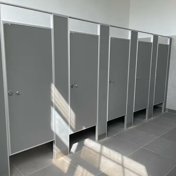 Baños del Taller General de AGP con tabiques sanitarios grises