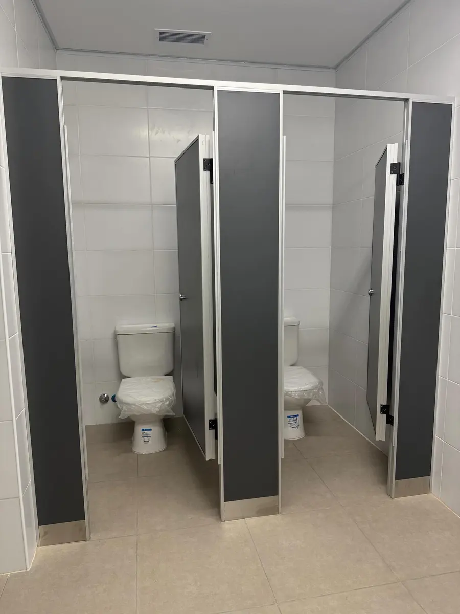 Baños de AUSA con tabiques sanitarios oscuros (foto 1 de 5)