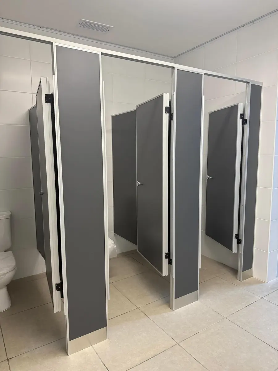 Baños de AUSA con tabiques sanitarios oscuros (foto 2 de 5)