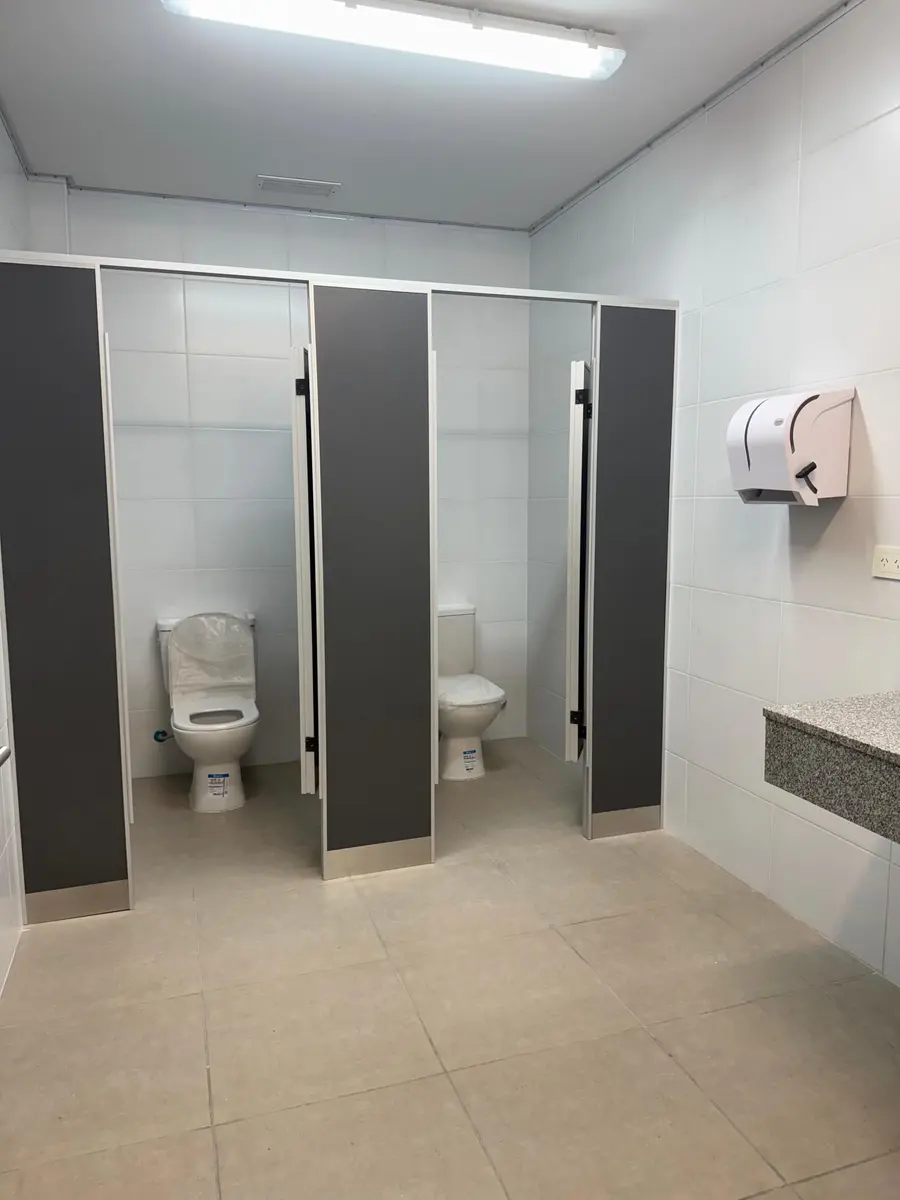 Baños de AUSA con tabiques sanitarios oscuros (foto 3 de 5)