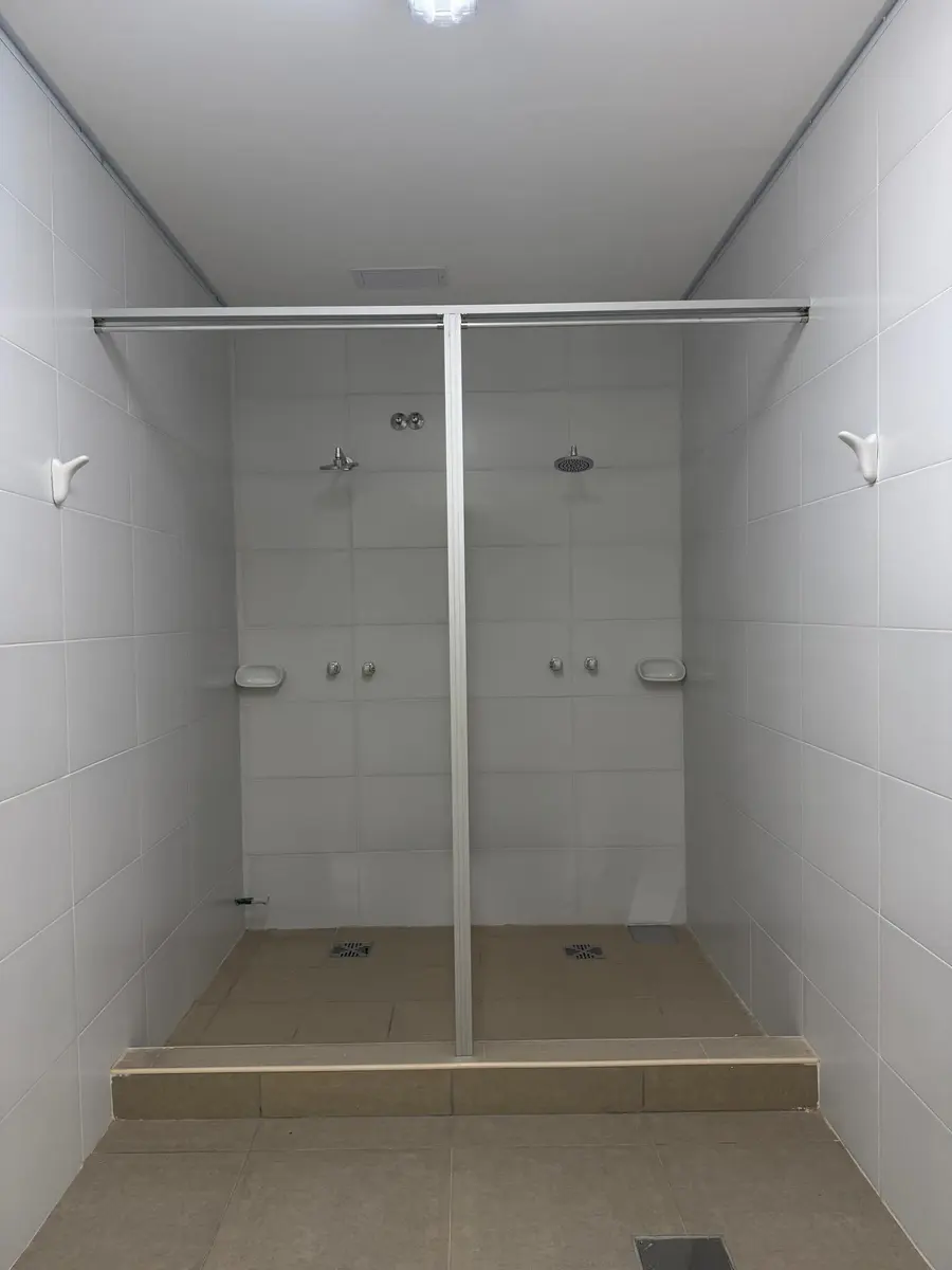 Baños de AUSA con tabiques sanitarios oscuros (foto 4 de 5)