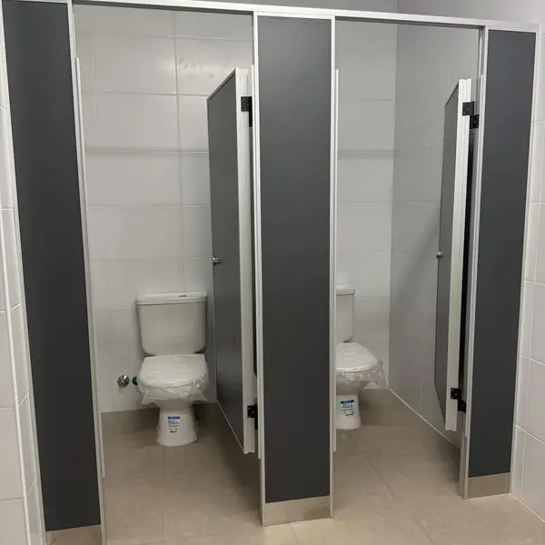 Baños de AUSA con tabiques sanitarios oscuros