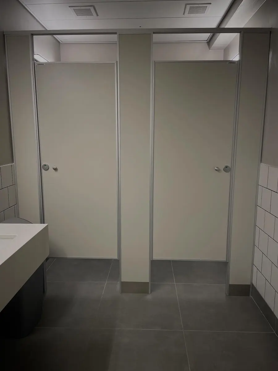 Baños en Puerto Madero con tabiques sanitarios gris ceniza (foto 1 de 3)