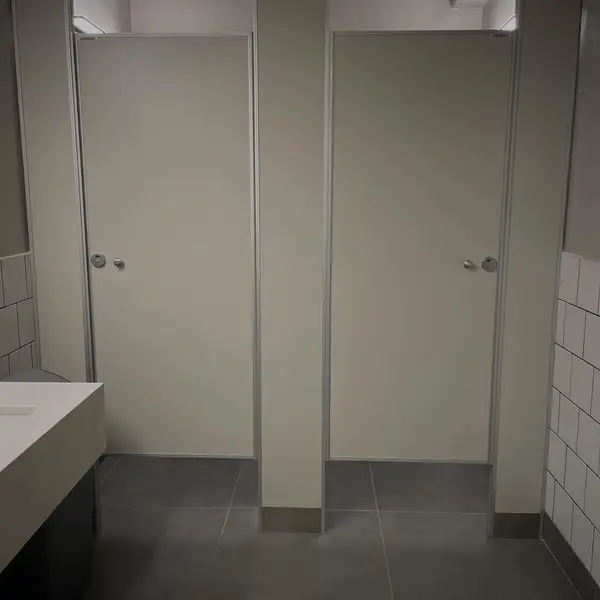 Baños en Puerto Madero con tabiques sanitarios gris ceniza