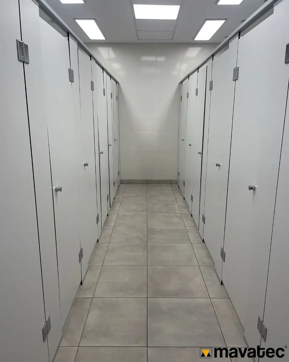 Vestuarios de la planta de Coca-Cola con tabiques y duchadores (foto 7 de 8)