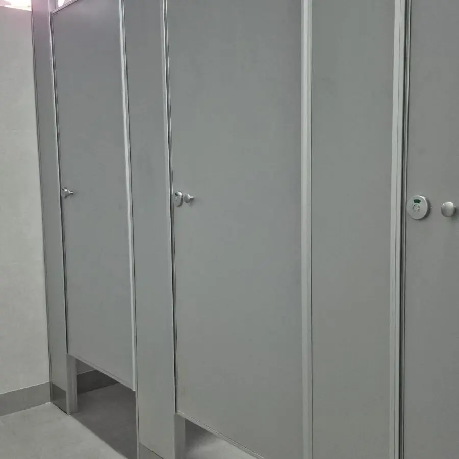 Baños del Colegio Mariano Moreno con tabiques sanitarios gris perla (foto 2 de 6)
