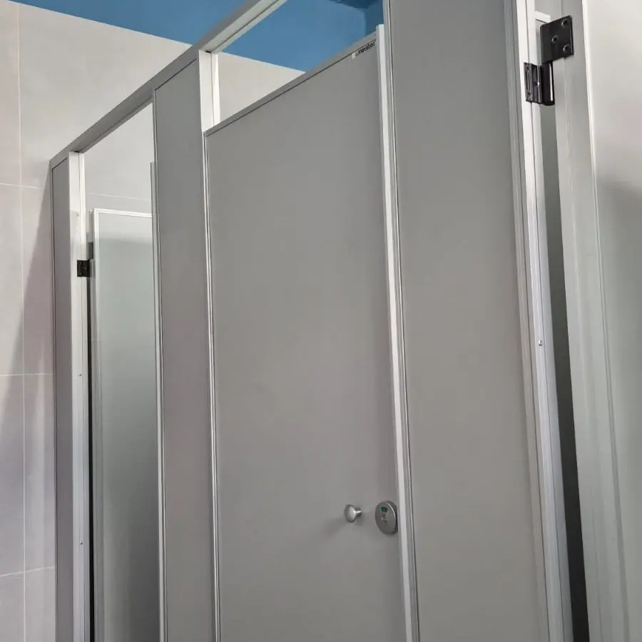 Baños del Colegio Mariano Moreno con tabiques sanitarios gris perla (foto 5 de 6)