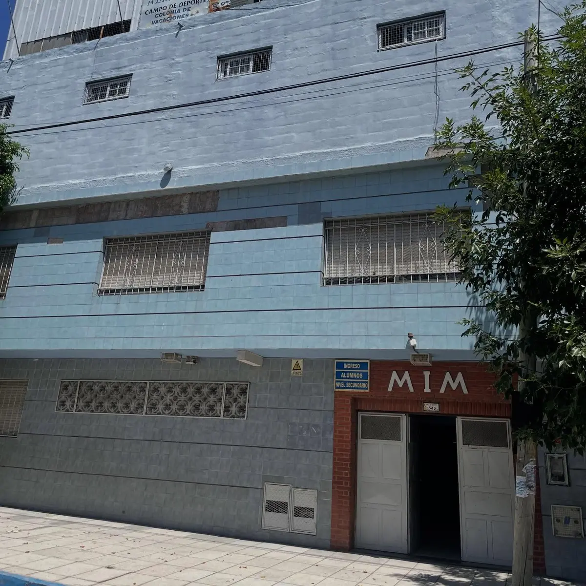 Baños del Colegio Mariano Moreno con tabiques sanitarios gris perla (foto 6 de 6)