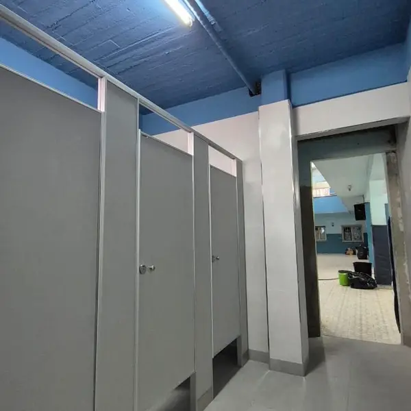 Baños del Colegio Mariano Moreno con tabiques sanitarios gris perla