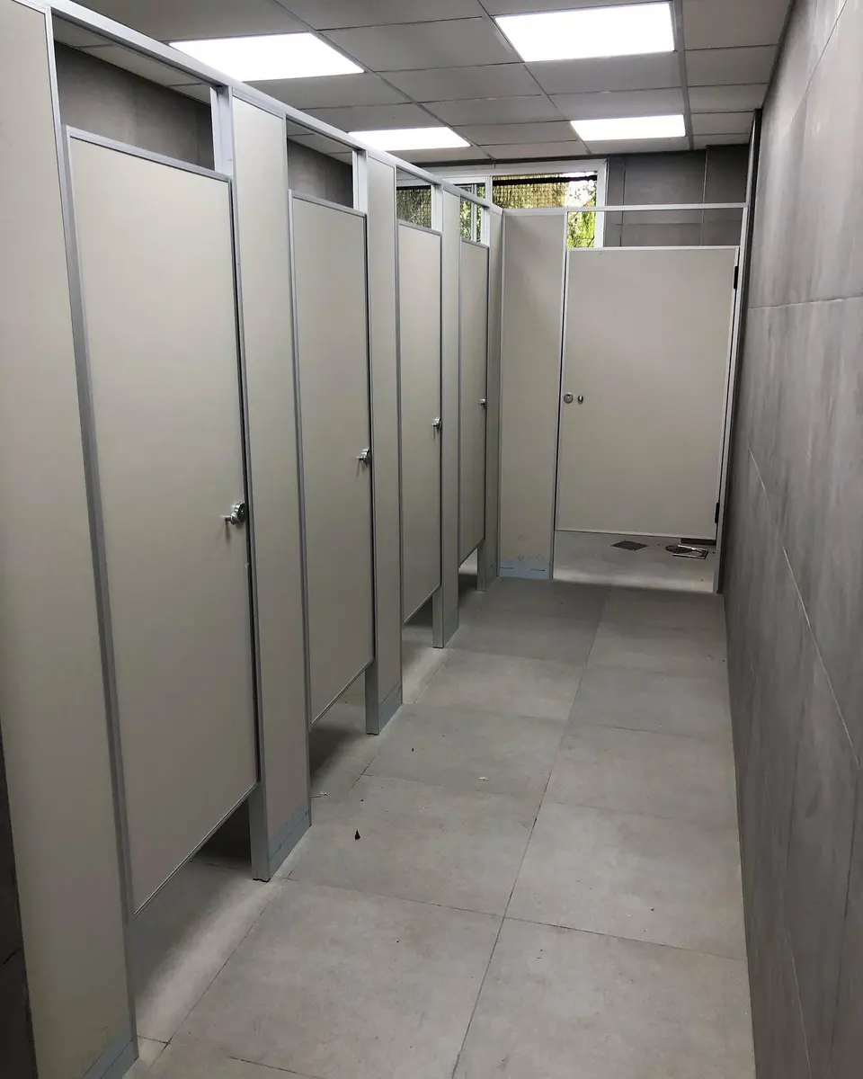 Baños del Colegio Santa Teresa con tabiques sanitarios gris ceniza (foto 2 de 4)