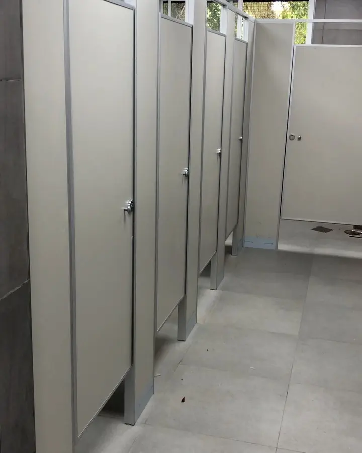 Baños del Colegio Santa Teresa con tabiques sanitarios gris ceniza (foto 3 de 4)