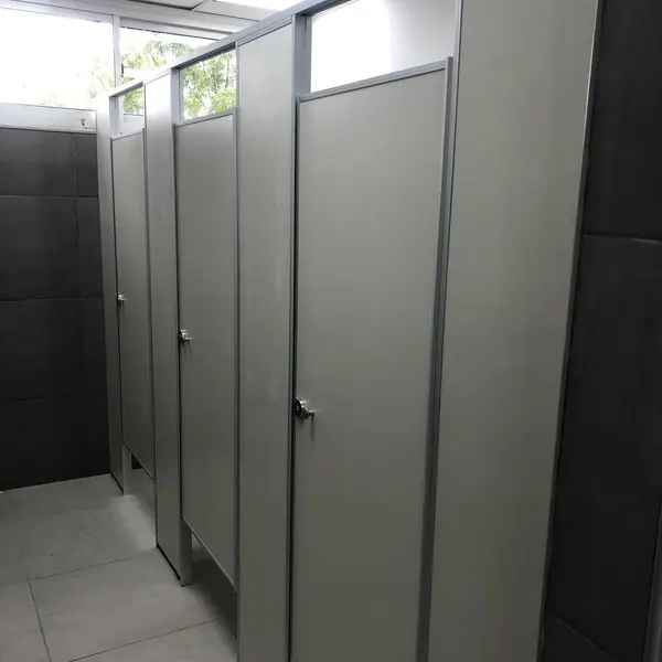 Baños del Colegio Santa Teresa con tabiques sanitarios gris ceniza