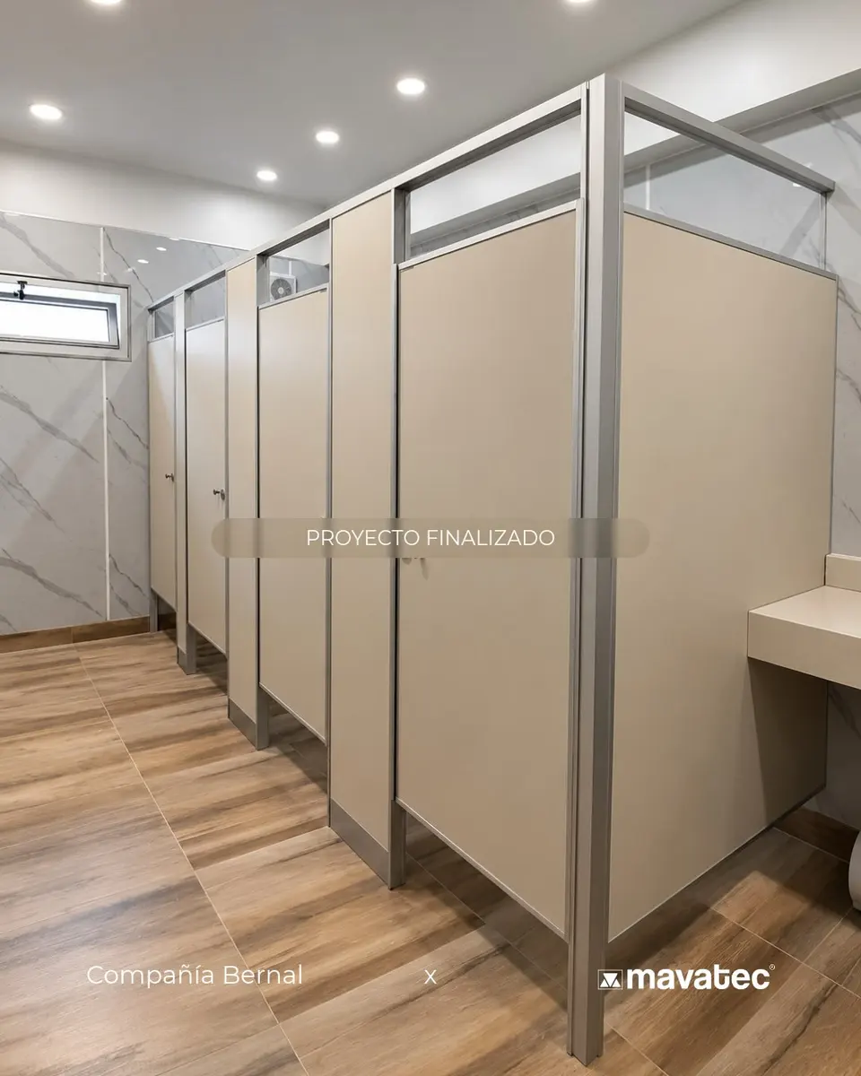 Baños de Compañía Bernal con tabiques sanitarios gris ceniza (foto 1 de 5)