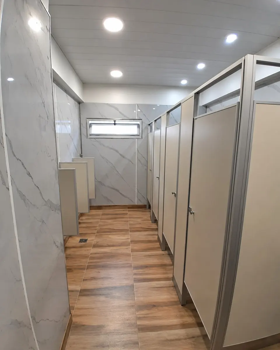 Baños de Compañía Bernal con tabiques sanitarios gris ceniza (foto 2 de 5)