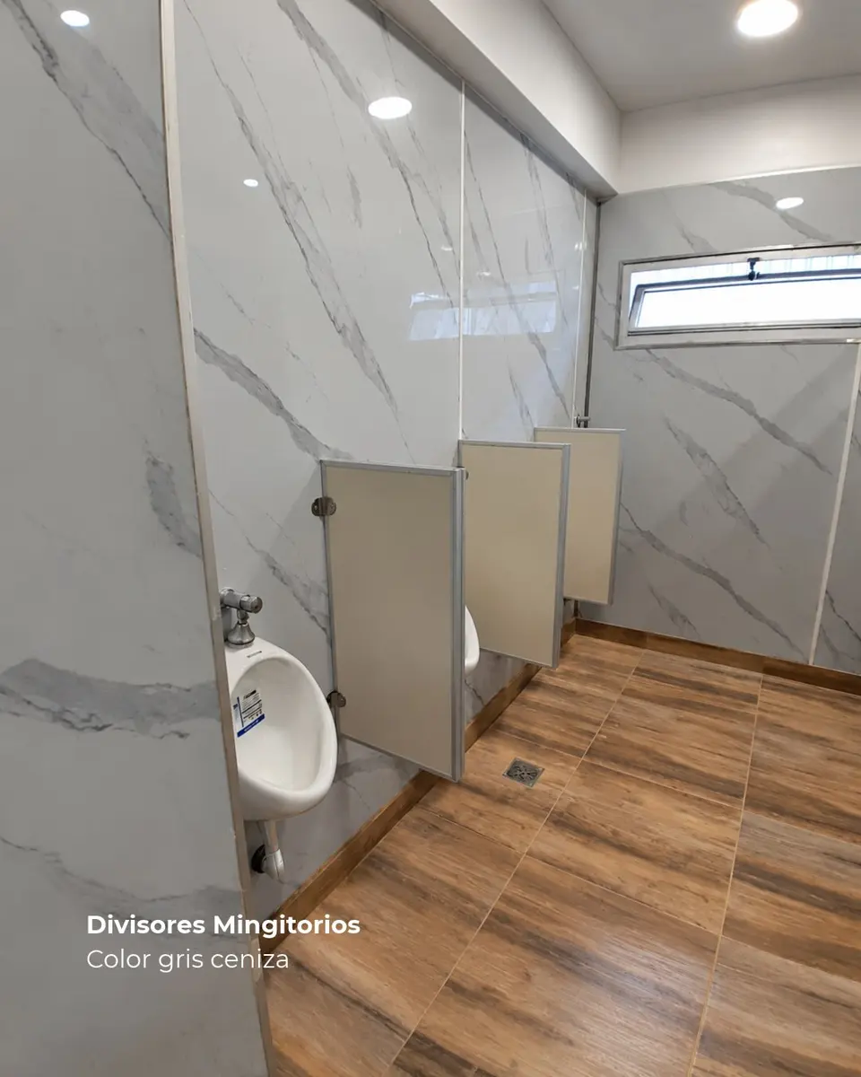 Baños de Compañía Bernal con tabiques sanitarios gris ceniza (foto 3 de 5)