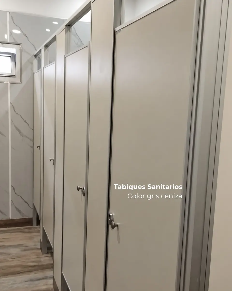 Baños de Compañía Bernal con tabiques sanitarios gris ceniza (foto 4 de 5)