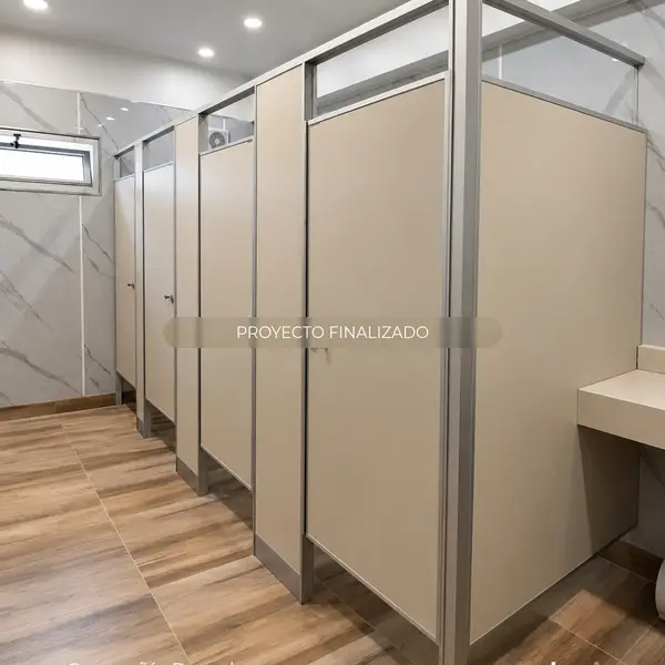 Baños de Compañía Bernal con tabiques sanitarios gris ceniza