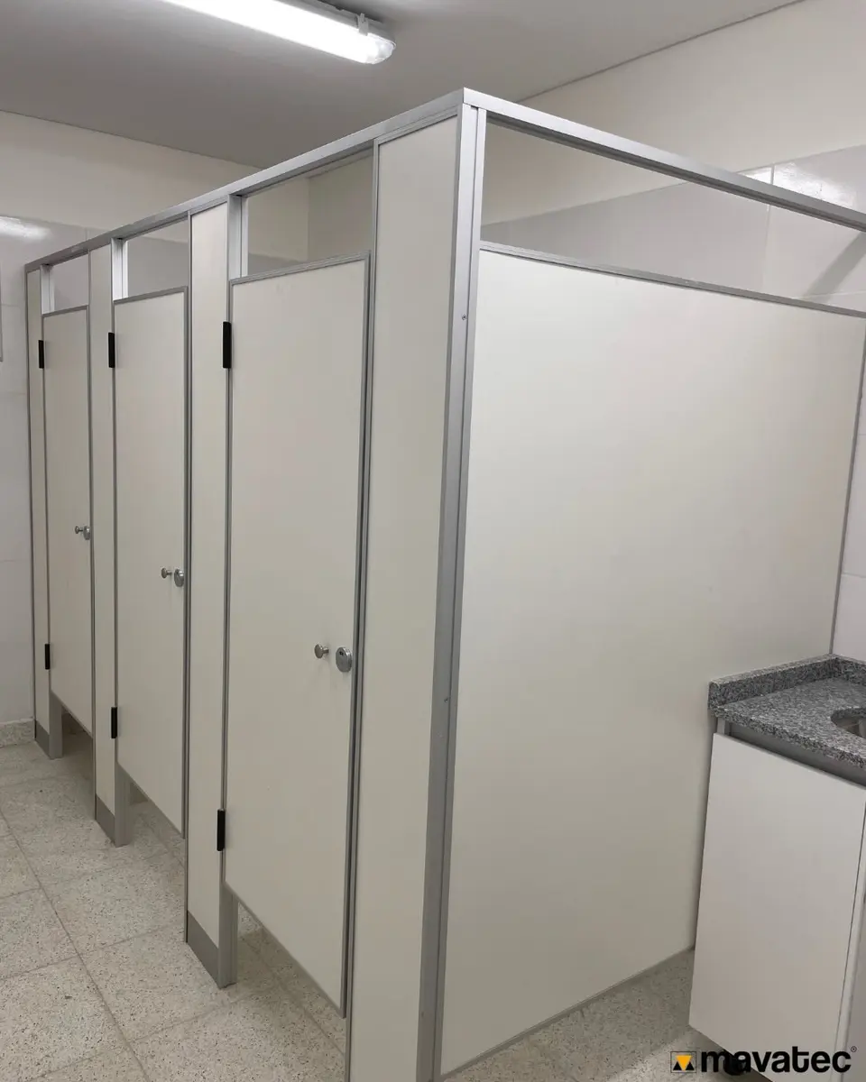 Baños de la Escuela Técnica N.° 8 con tabiques sanitarios blancos (foto 1 de 3)