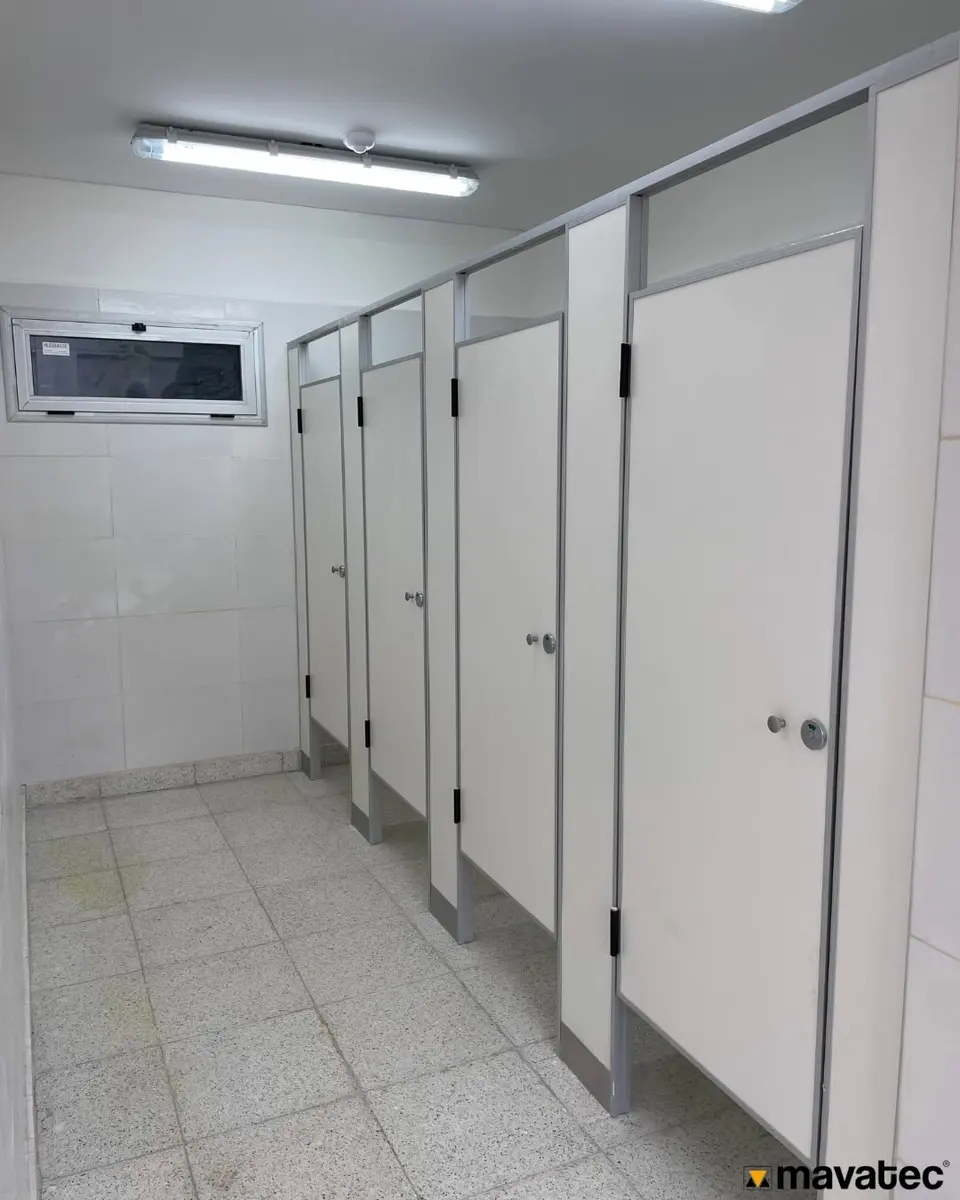 Baños de la Escuela Técnica N.° 8 con tabiques sanitarios blancos (foto 2 de 3)