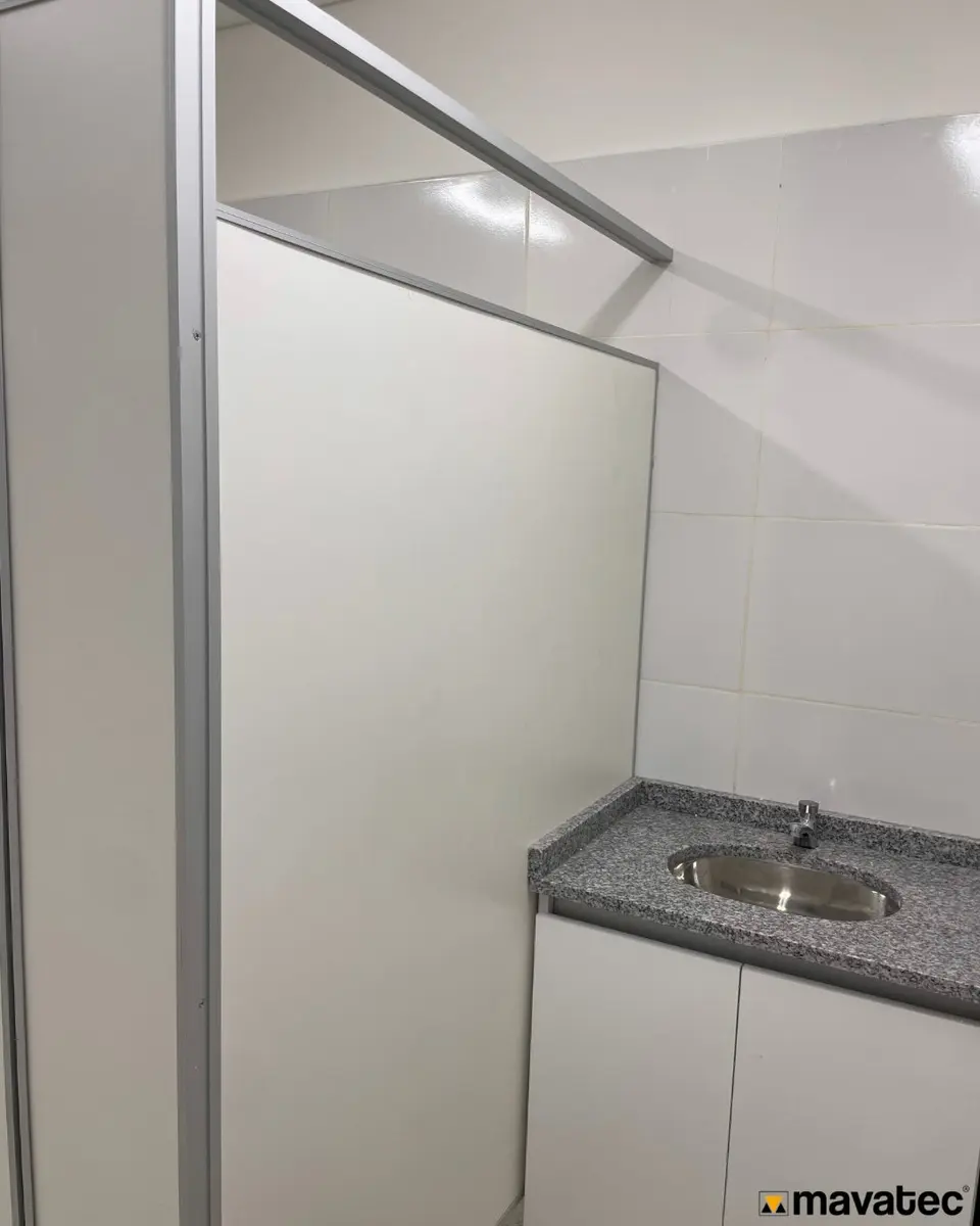 Baños de la Escuela Técnica N.° 8 con tabiques sanitarios blancos (foto 3 de 3)