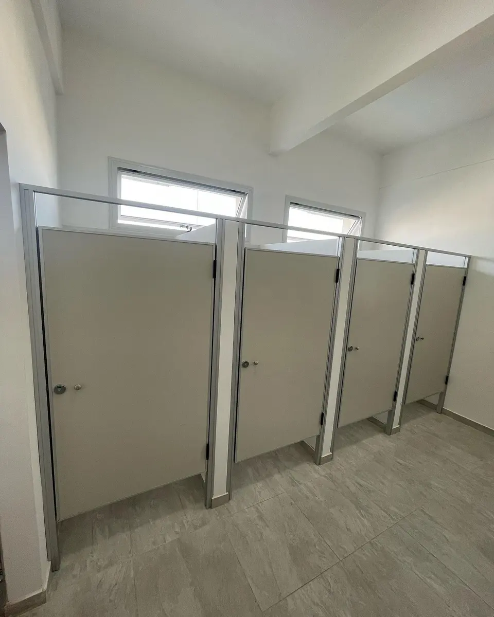 Baños del Hospital Militar Central con tabiques sanitarios (foto 1 de 2)