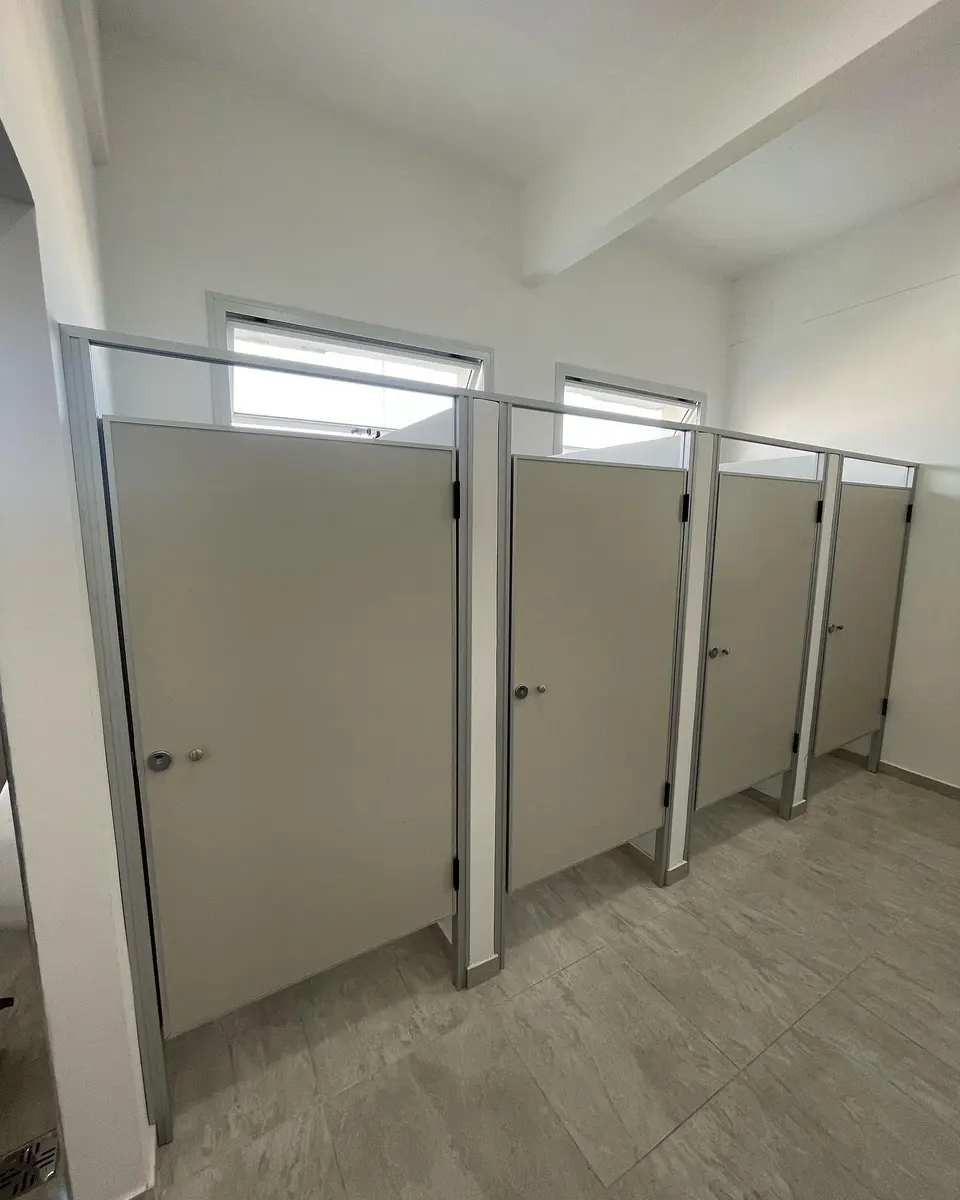 Baños del Hospital Militar Central con tabiques sanitarios (foto 2 de 2)