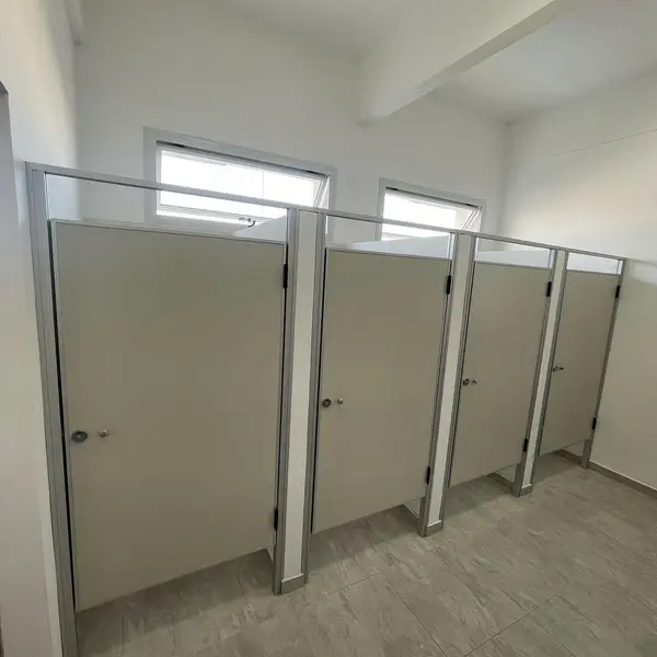 Baños del Hospital Militar Central con tabiques sanitarios