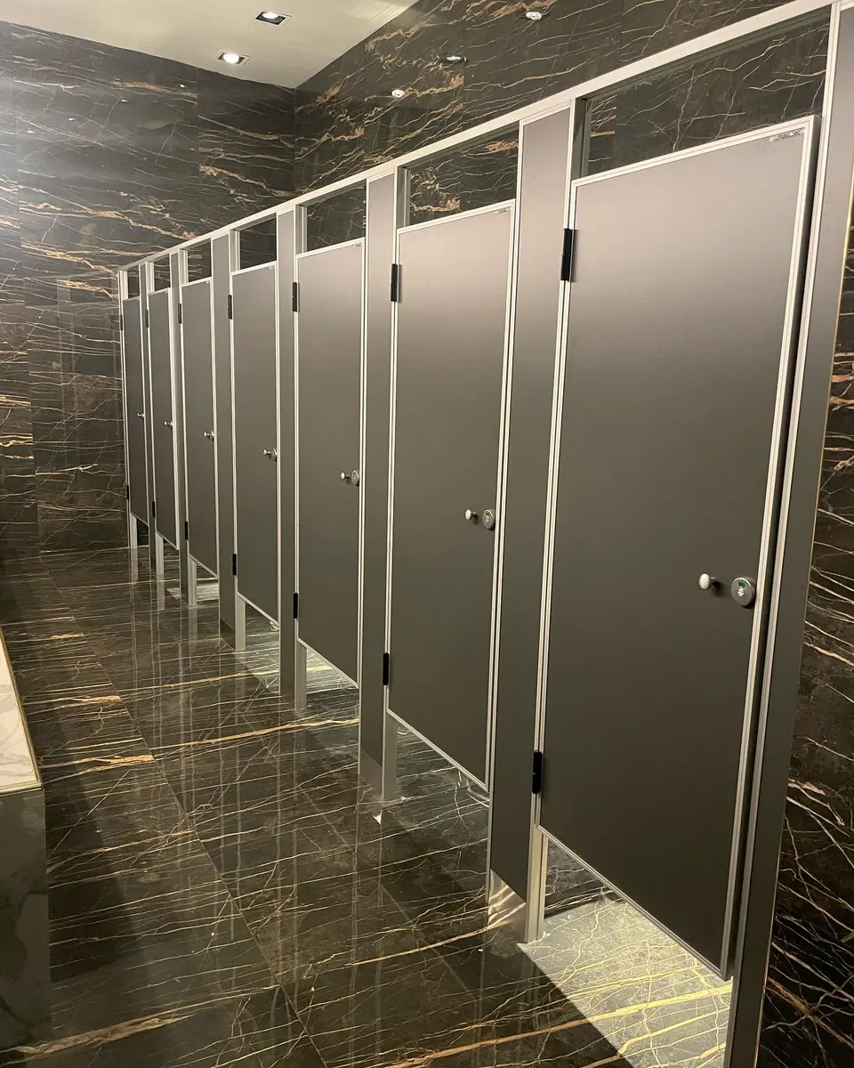Baños de Jano's Eventos con tabiques sanitarios oscuros (foto 1 de 8)