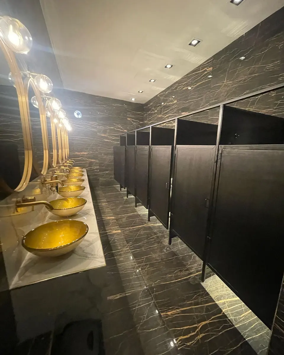 Baños de Jano's Eventos con tabiques sanitarios oscuros (foto 2 de 8)