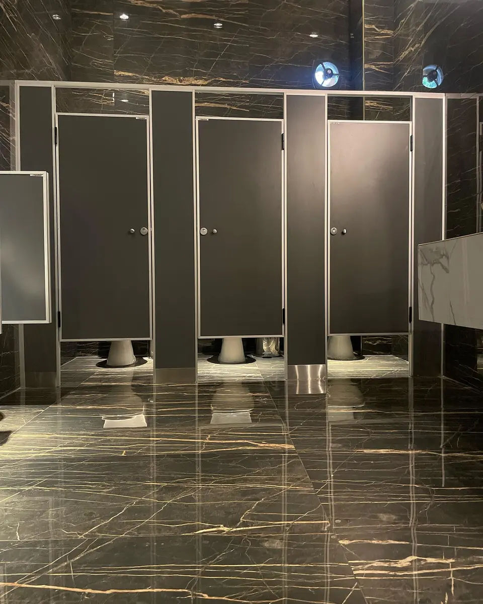Baños de Jano's Eventos con tabiques sanitarios oscuros (foto 3 de 8)