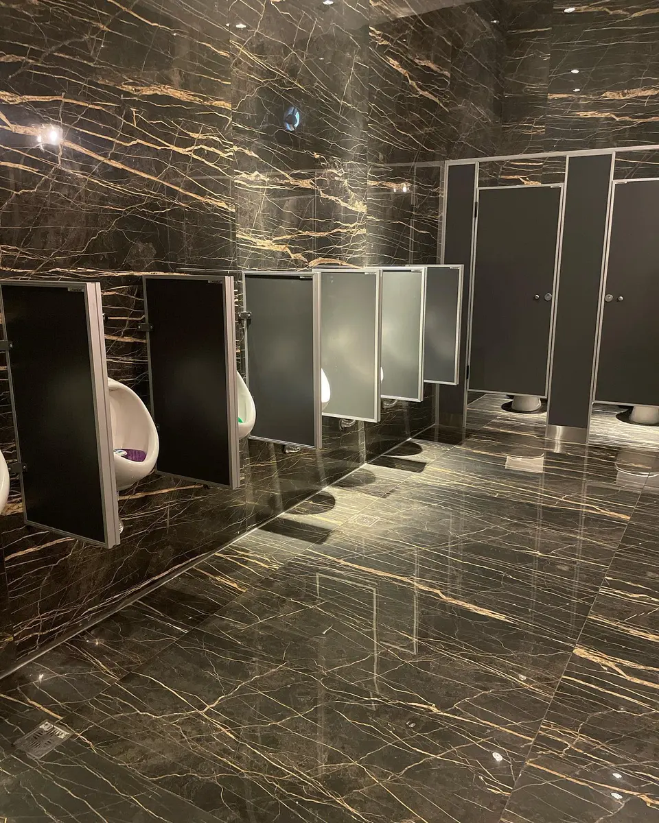 Baños de Jano's Eventos con tabiques sanitarios oscuros (foto 4 de 8)