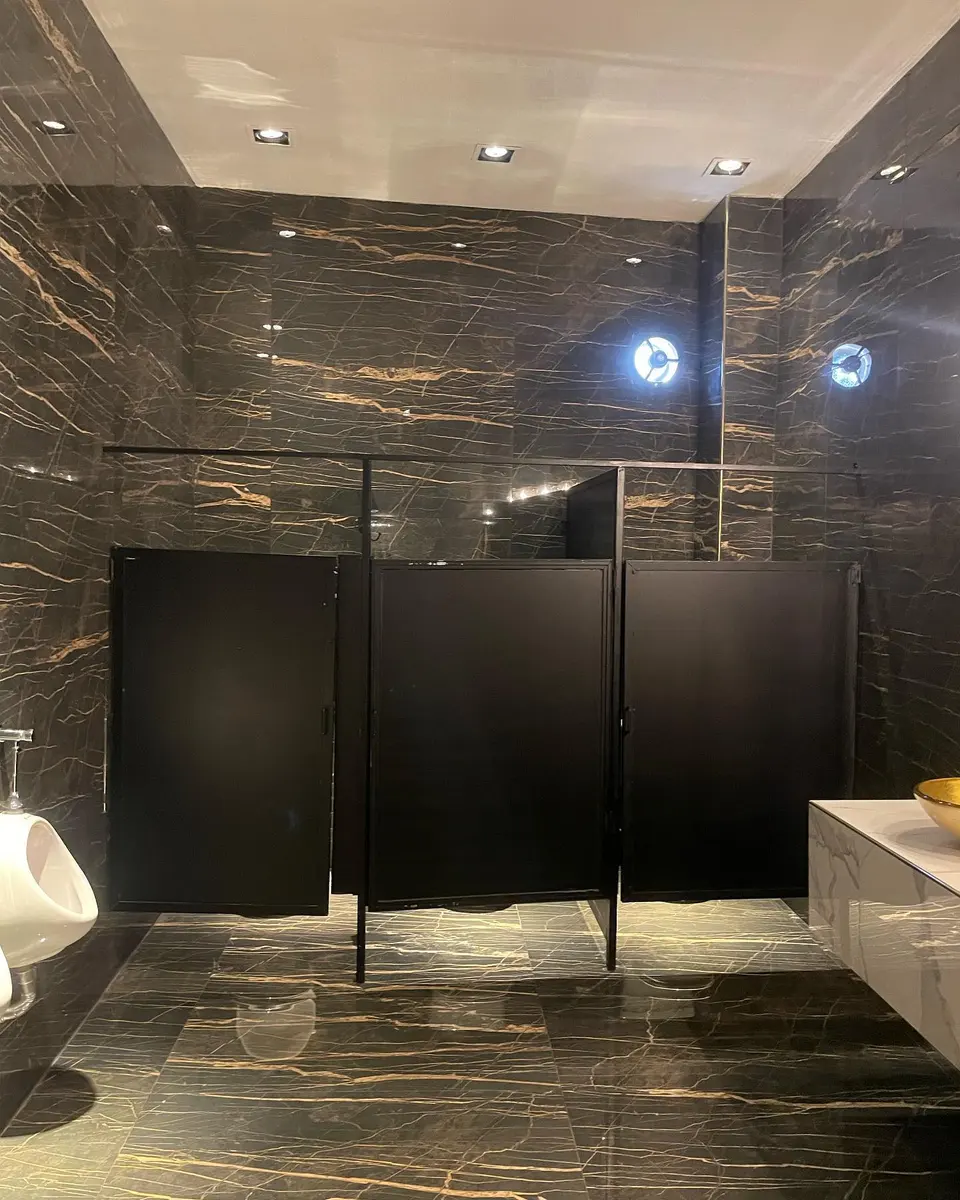 Baños de Jano's Eventos con tabiques sanitarios oscuros (foto 5 de 8)