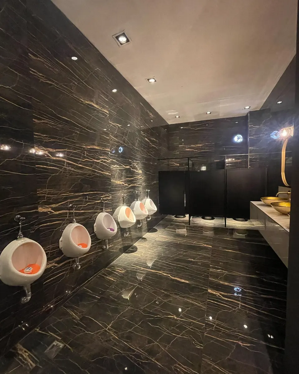 Baños de Jano's Eventos con tabiques sanitarios oscuros (foto 6 de 8)