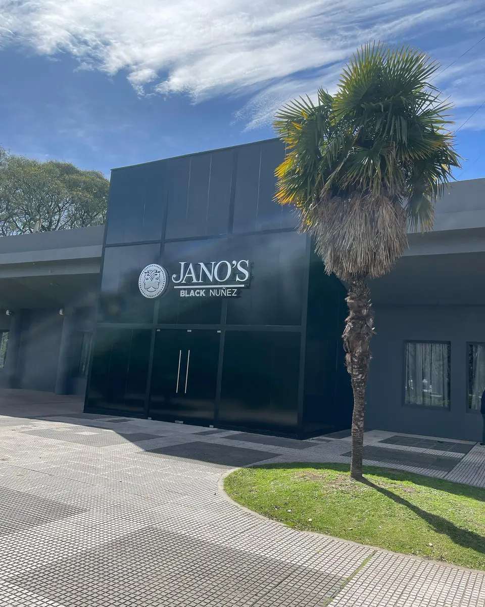 Baños de Jano's Eventos con tabiques sanitarios oscuros (foto 7 de 8)