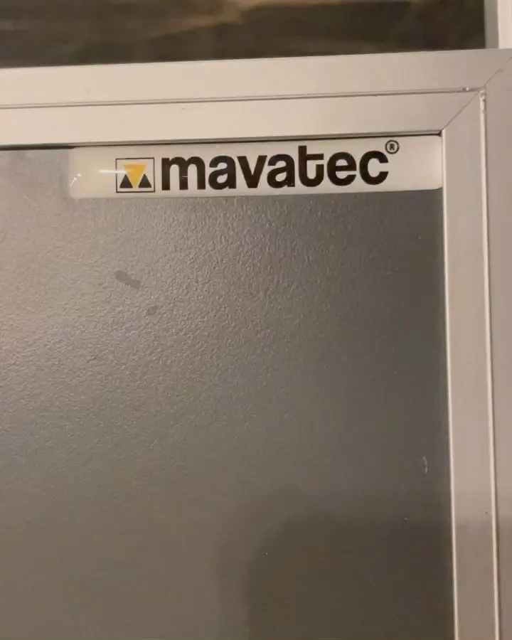 Baños de Jano's Eventos con tabiques sanitarios oscuros (foto 8 de 8)