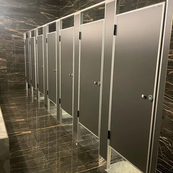 Baños de Jano's Eventos con tabiques sanitarios oscuros