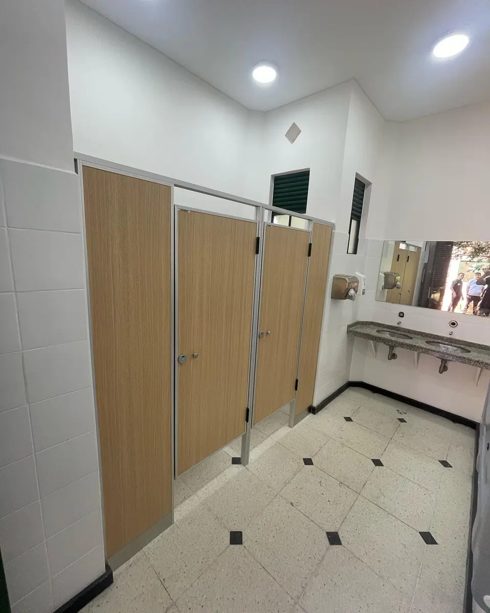Baños del Jardín Botánico con tabiques sanitarios símil madera (foto 1 de 4)