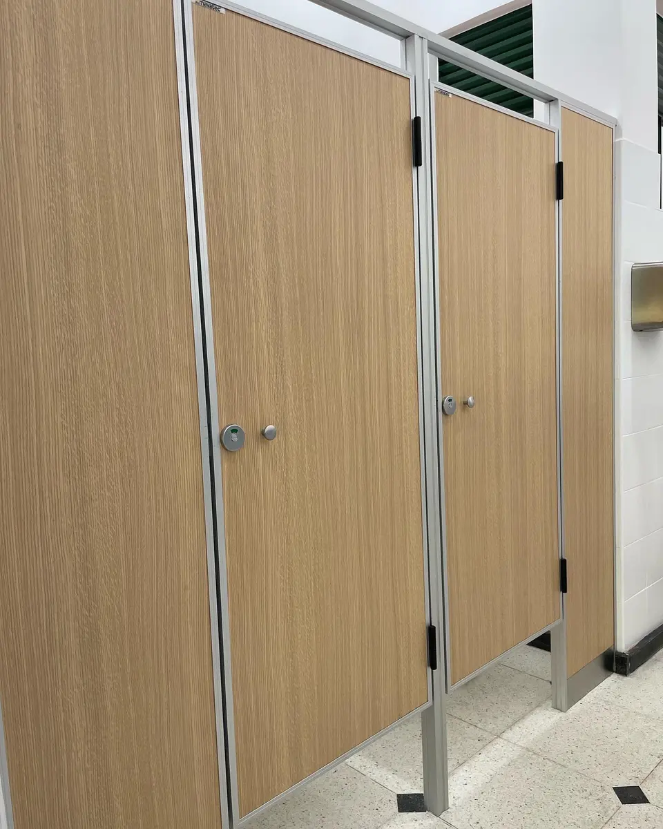 Baños del Jardín Botánico con tabiques sanitarios símil madera (foto 2 de 4)