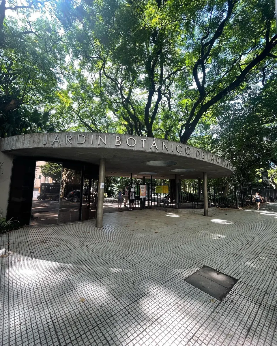 Baños del Jardín Botánico con tabiques sanitarios símil madera (foto 3 de 4)