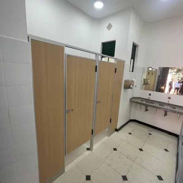 Baños del Jardín Botánico con tabiques sanitarios símil madera