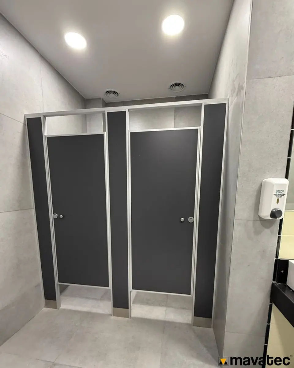 Baño de Milanga Co. con tabiques sanitarios oscuros (foto 1 de 3)