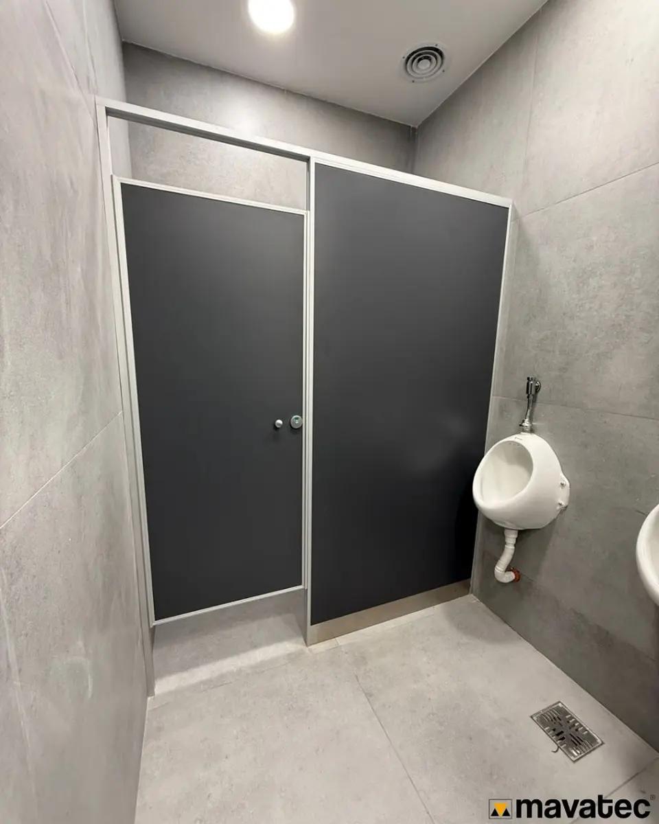 Baño de Milanga Co. con tabiques sanitarios oscuros (foto 2 de 3)