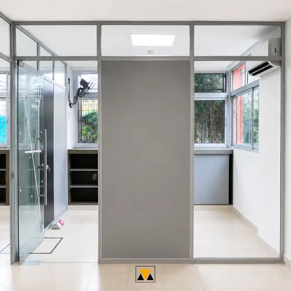 Oficina con tabiques modulares durante el armado