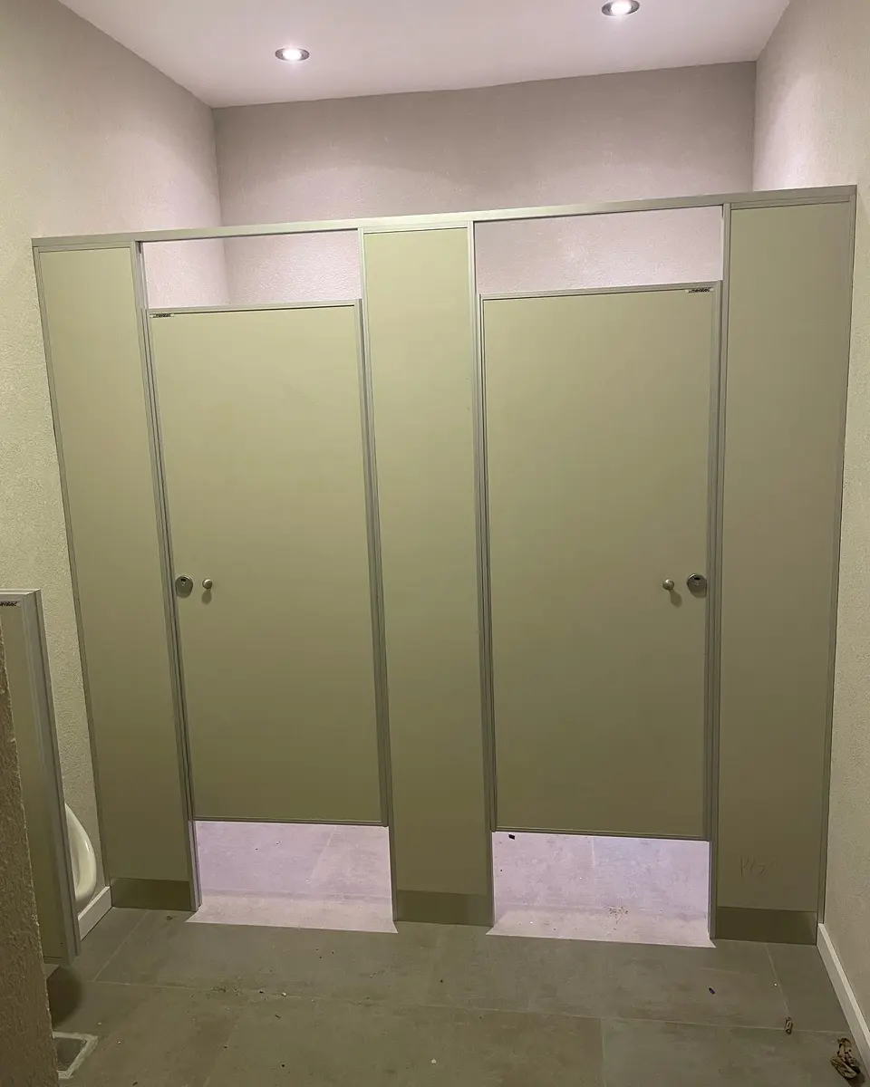 Baños de Parque Avellaneda Shopping con tabiques gris ceniza (foto 1 de 5)