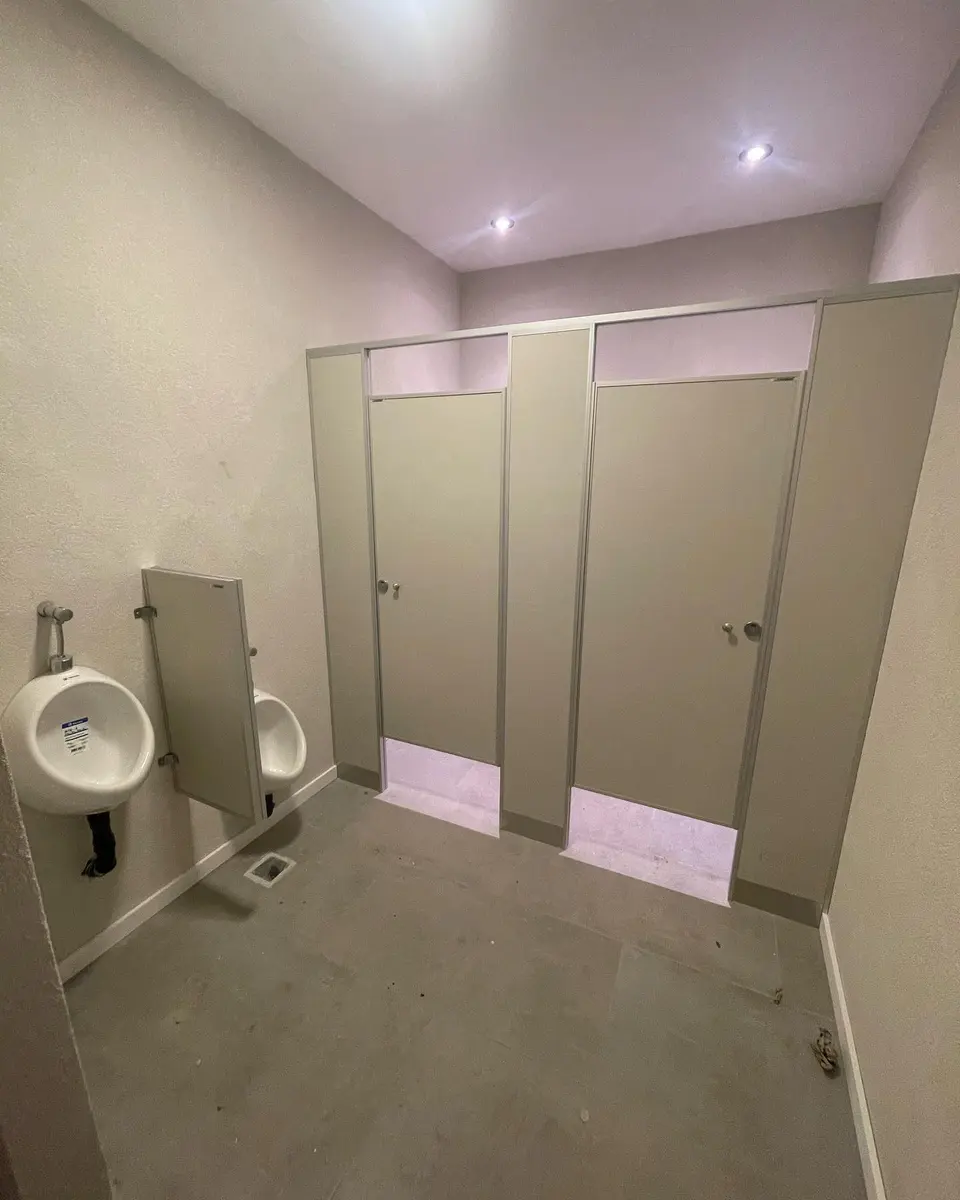 Baños de Parque Avellaneda Shopping con tabiques gris ceniza (foto 2 de 5)