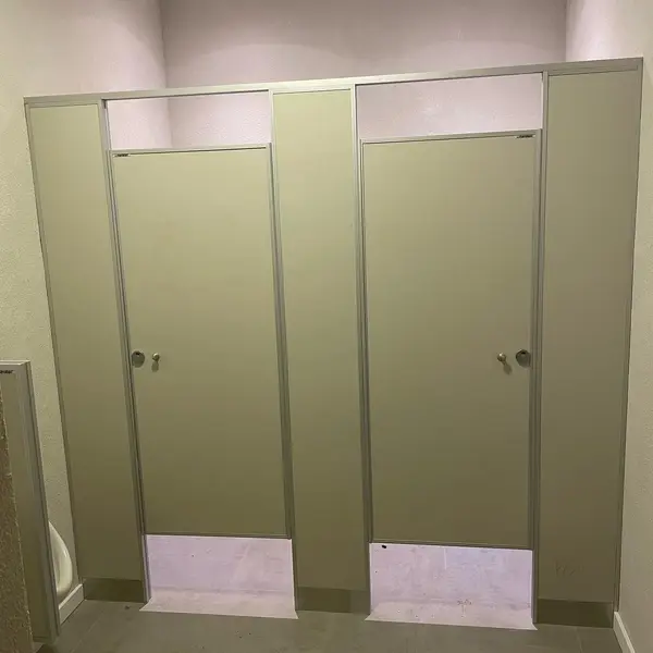 Baños de Parque Avellaneda Shopping con tabiques gris ceniza